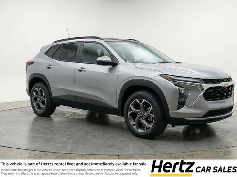 Used 2025 Chevrolet Trax LT FWD image 1
