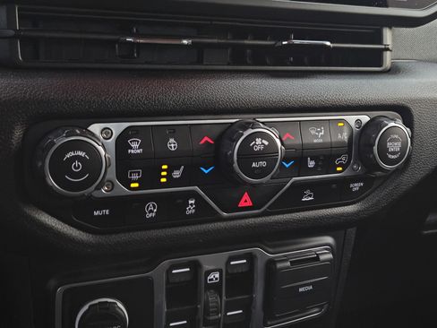 Used 2024 Jeep Gladiator Sport image 23