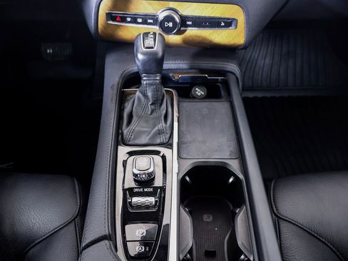 Used 2021 Volvo XC90 T6 Momentum w/ Climate Package image 21