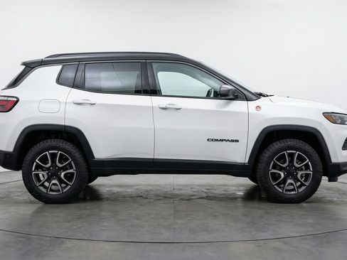 Used 2025 Jeep Compass Trailhawk image 11