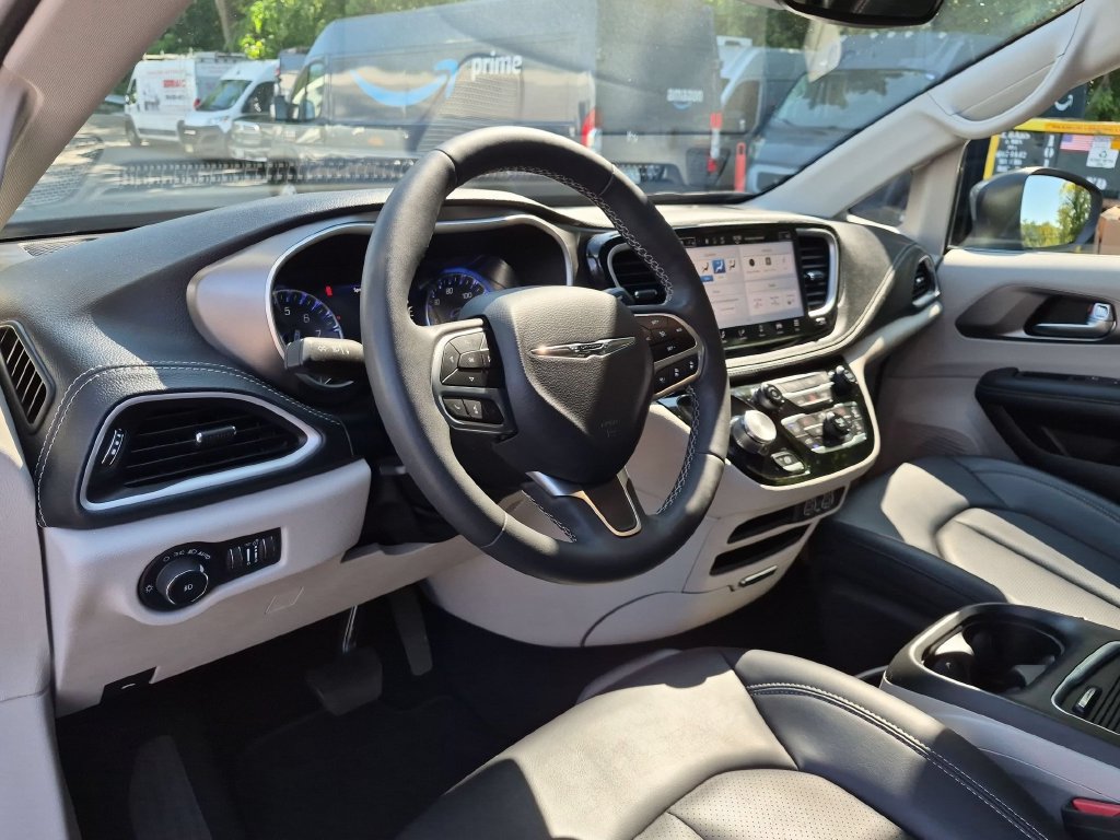 Used 2023 Chrysler Pacifica Touring-L AWD/4WD image 14
