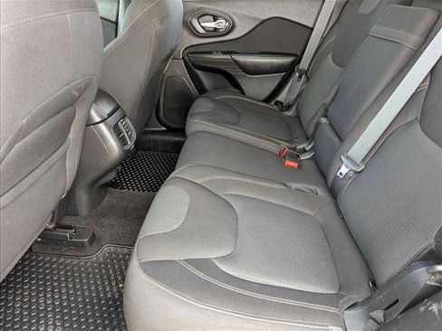 Used 2017 Jeep Cherokee Latitude w/ Cold Weather Group image 18