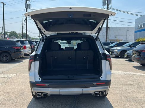 New 2026 Chevrolet Traverse LT w/ LPO, Floor Liner Package AWD/4WD image 11