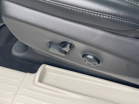 Used 2023 Chrysler Pacifica Touring-L FWD image 7