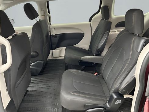 Used 2017 Chrysler Pacifica Touring w/ Tire & Wheel Group image 10