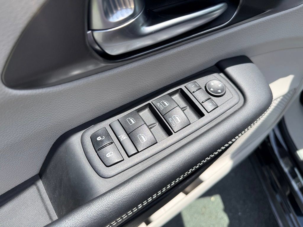 Used 2024 Chrysler Pacifica Touring-L FWD image 25