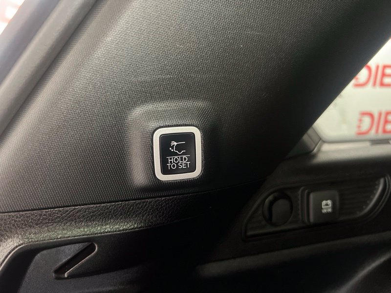 Used 2025 Jeep Grand Cherokee Altitude AWD/4WD image 9