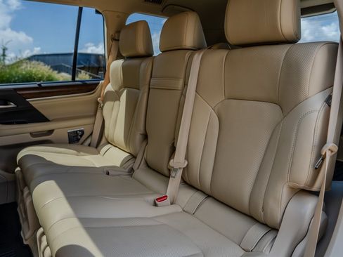 Used 2020 Lexus LX 570 4WD w/ Luxury Package image 29