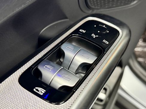 Used 2025 Mercedes-Benz GLC 350e 4MATIC image 21