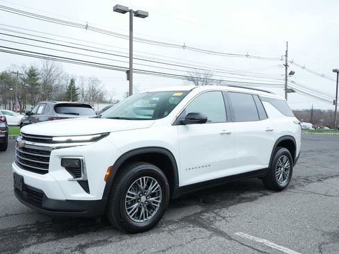 Used 2024 Chevrolet Traverse LT FWD image 2
