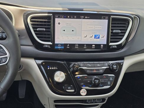 Used 2024 Chrysler Pacifica Touring-L image 16