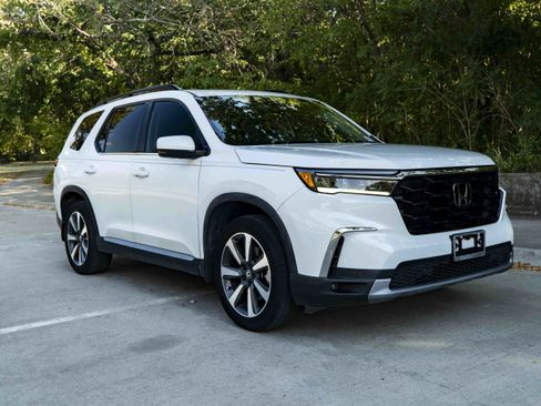Used 2023 Honda Pilot Touring image 2