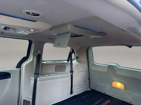 Used 2012 Chrysler Town & Country Limited w/ Luxury Group FWD image 21