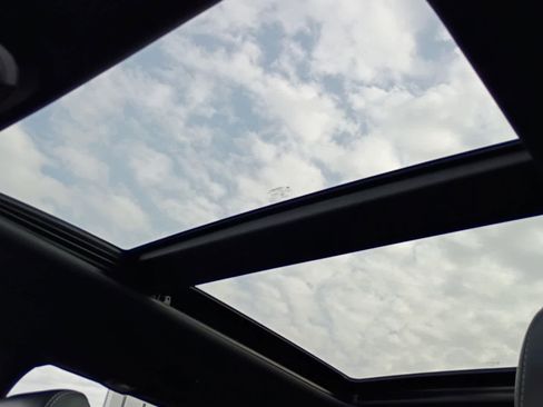 Used 2025 Chrysler Pacifica Limited image 22