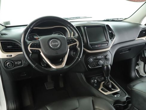 Used 2018 Jeep Cherokee Limited image 2