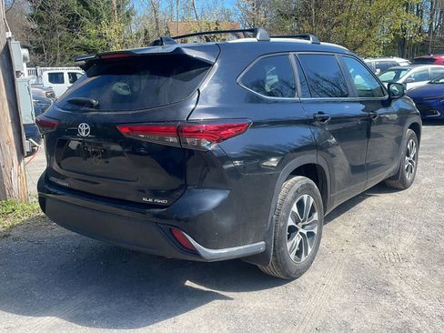Used 2023 Toyota Highlander XLE AWD/4WD image 9