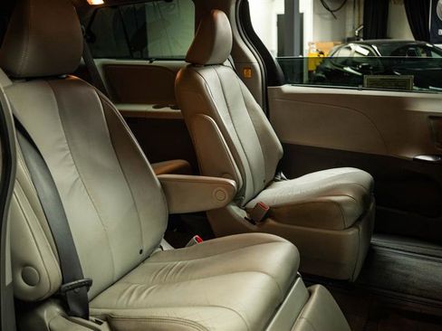 Used 2012 Toyota Sienna XLE image 13