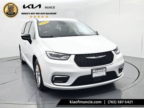 Used 2024 Chrysler Pacifica Touring-L FWD image 2