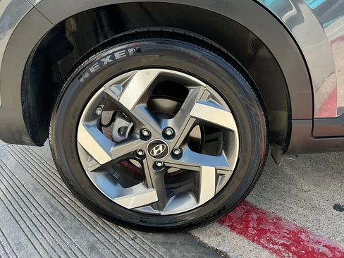 Used 2025 Hyundai Venue SEL image 9