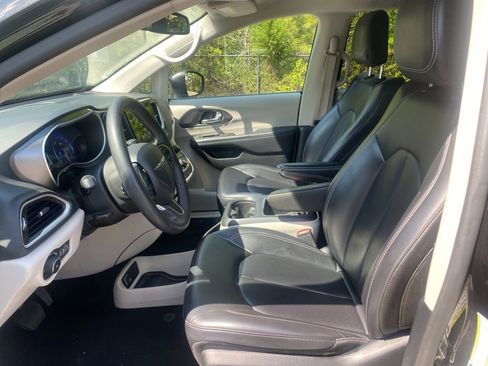 Used 2023 Chrysler Pacifica Touring-L FWD image 22