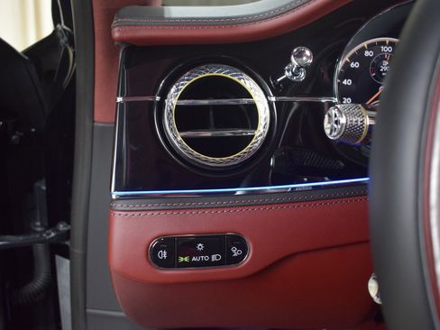 Used 2023 Bentley Flying Spur V8 image 31