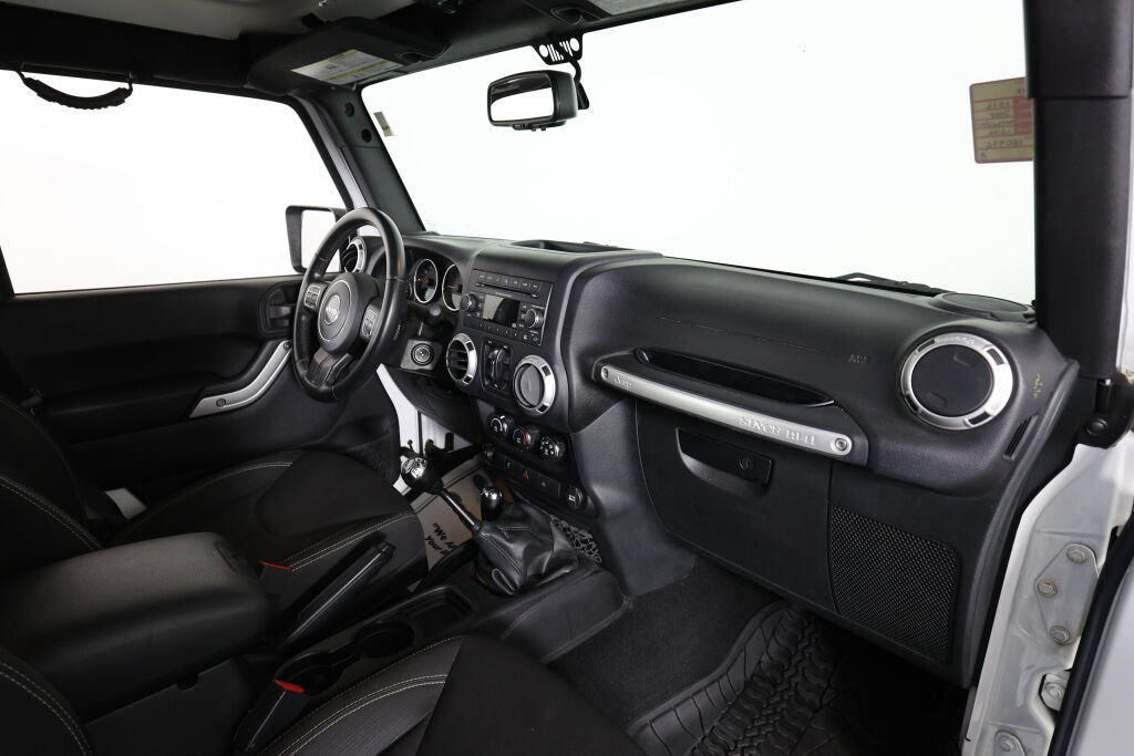 Used 2016 Jeep Wrangler Unlimited Sahara w/ Connectivity Group AWD/4WD image 23