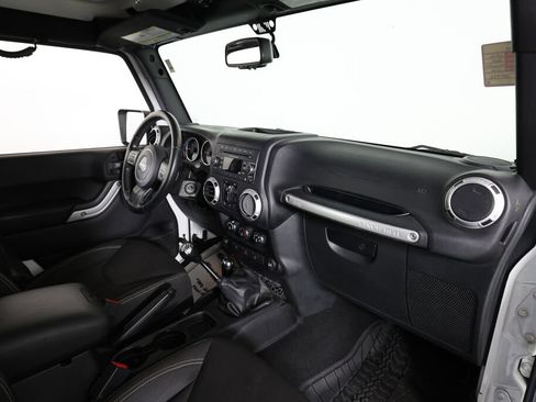 Used 2016 Jeep Wrangler Unlimited Sahara w/ Connectivity Group AWD/4WD image 23