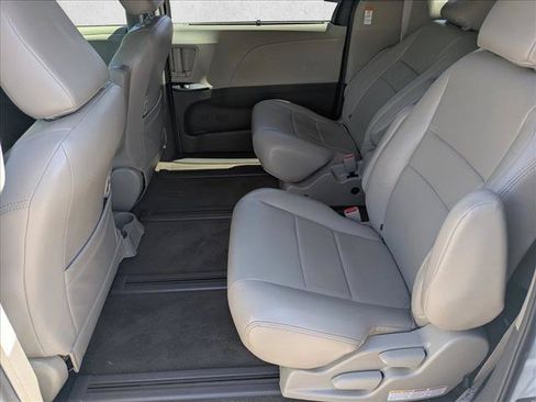 Used 2018 Toyota Sienna LE w/ Carpet Mat Package AWD/4WD image 17