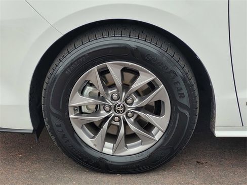 Certified 2021 Toyota Sienna LE w/ LE Plus Package image 11