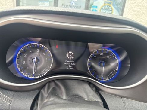 Used 2021 Chrysler Pacifica Touring-L FWD image 4