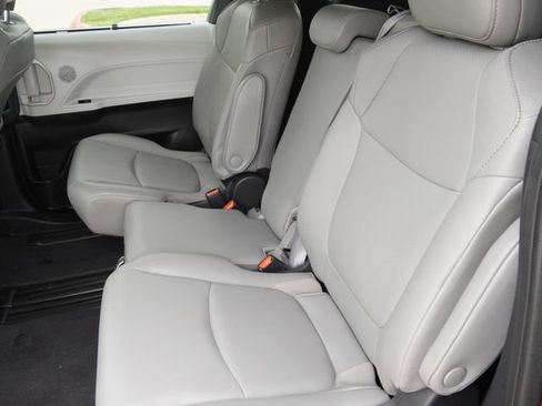 Used 2025 Toyota Sienna XLE FWD image 15