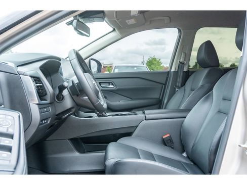 Used 2024 Nissan Rogue SL AWD/4WD image 12
