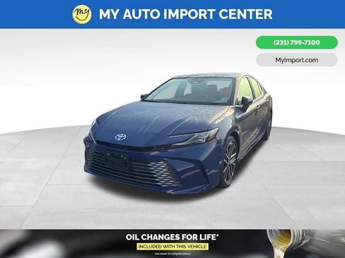Used 2025 Toyota Camry XLE FWD image 3