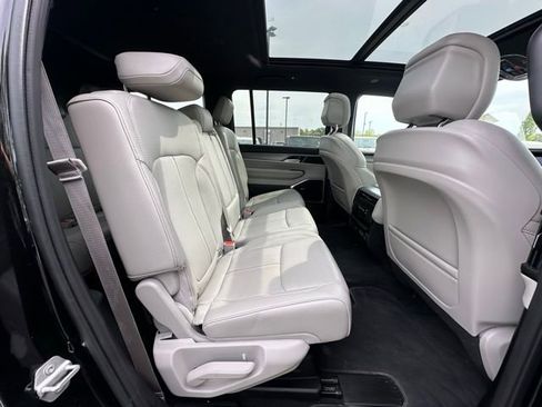 Used 2025 Jeep Wagoneer 4WD w/ Premium Group I image 29