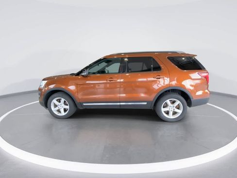 Used 2017 Ford Explorer XLT w/ Equipment Group 202A AWD/4WD image 5