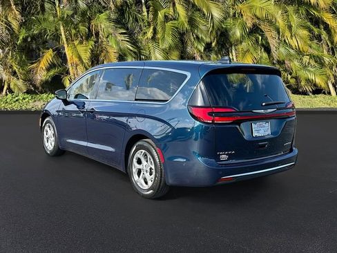 Used 2024 Chrysler Pacifica Limited FWD image 7