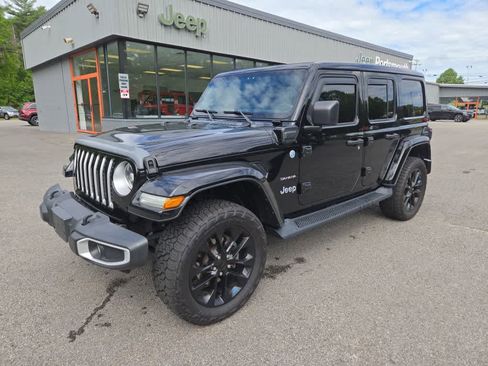 Used 2023 Jeep Wrangler Unlimited Sahara w/ Cold Weather Group AWD/4WD image 8