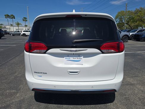 Used 2020 Chrysler Pacifica Touring image 5