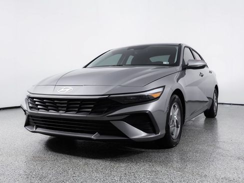 Used 2025 Hyundai Elantra SE FWD image 3