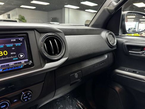 Used 2018 Toyota Tacoma TRD Sport AWD/4WD image 27