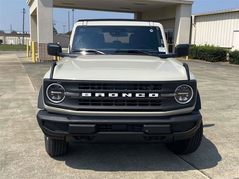 New 2025 Ford Bronco Base image 8