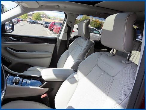 Certified 2022 Jeep Grand Cherokee Overland w/ Luxury Tech Group IV image 14