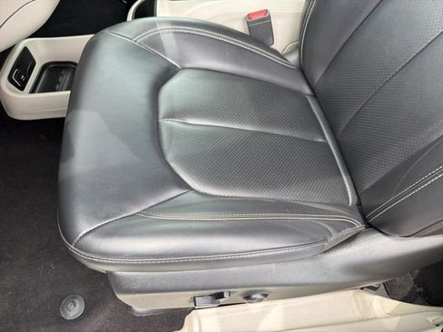 Used 2023 Chrysler Pacifica Touring-L FWD image 23