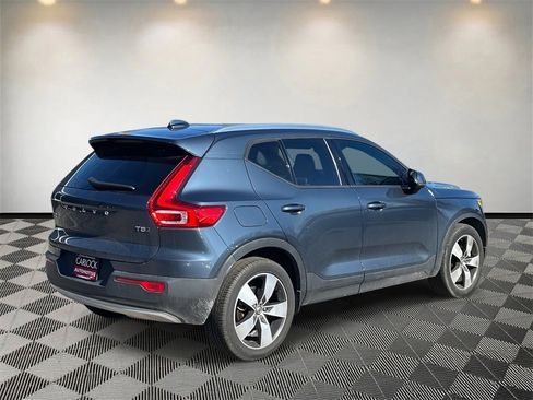 Used 2022 Volvo XC40 T5 Momentum w/ Premium Package image 3