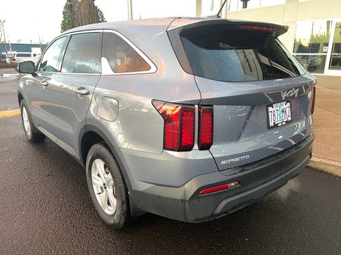Used 2023 Kia Sorento LX image 9