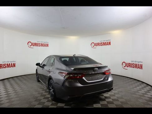 Used 2021 Toyota Camry SE image 6