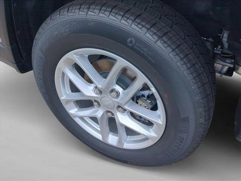 New 2026 Jeep Grand Cherokee Laredo RWD image 10