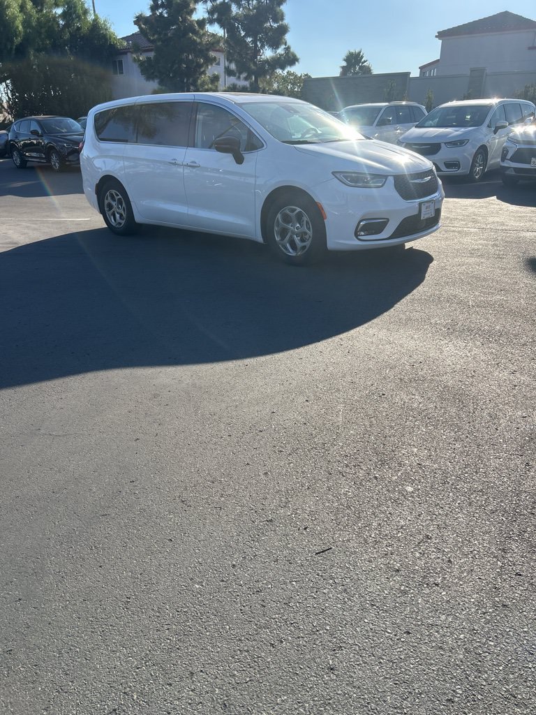 Used 2024 Chrysler Pacifica Limited FWD image 5