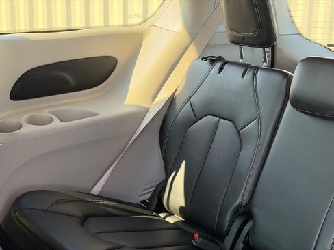 Used 2024 Chrysler Pacifica Touring-L FWD image 18