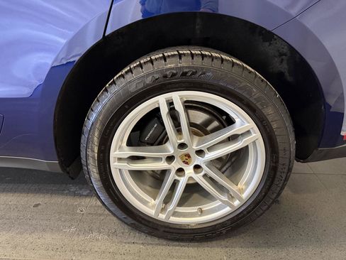 Certified 2024 Porsche Macan image 11